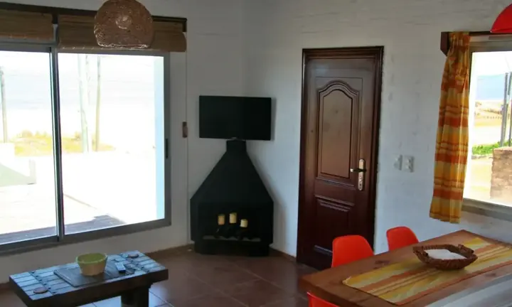 Estar con estufa a leña y smart TV