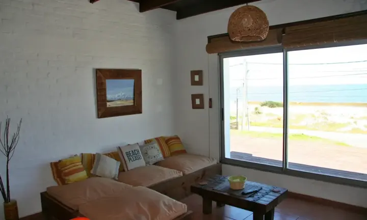 Living con ventanal al mar