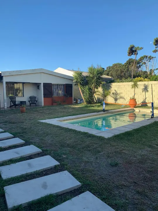 Piscina y casa a la tarde